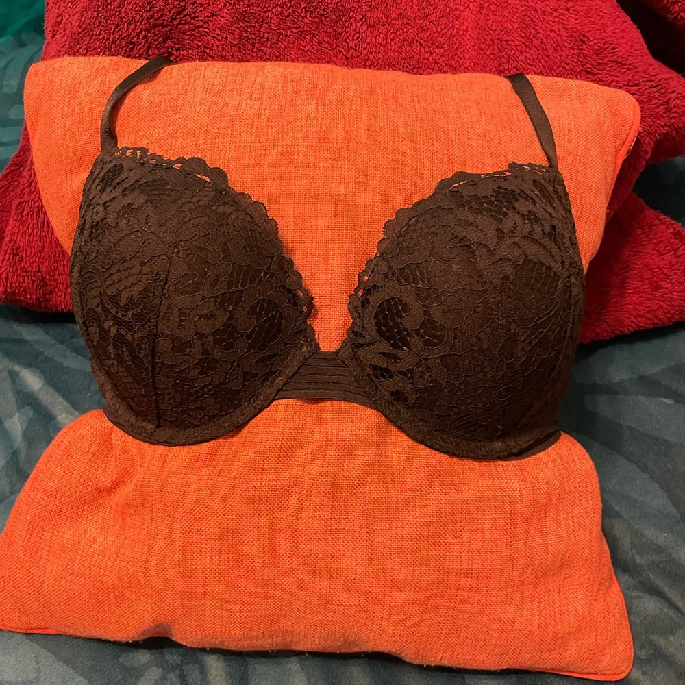 Bra. Victorias secret very sexy push-up. 32DDD.